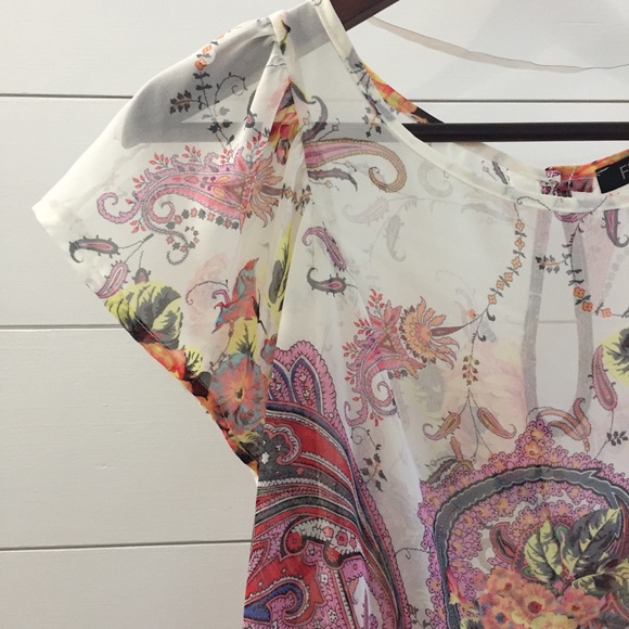 🛑 SOLD! FEMME de Carriere Print Short Sleeve Top - Picture 2 of 8